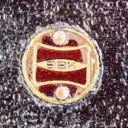 KAMARÁD - logo na víku šachty, u nejstarších přístrojů červenohnědé