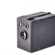 BOXA je fotoaparát RECORD (model 1934) firmy Balda, přejmenovaný a prodávaný pod privátní značkou Emila Birnbauma.