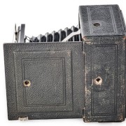 DOXANETA (model 1929) měla tři stativové závity na těle. Fotoaparát umožňoval práci ve dvou směrech. Při úplném vysunutí trojitého výtahu se výrazně změnilo těžiště a stativ musel být připevněn na sklopná dvířka (podlážku). 