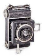 EMBIRELLA je fotoaparát PICCOCHIC (model 1932) firmy Balda, přejmenovaný a prodávaný pod privátní značkou Emila Birnbauma.