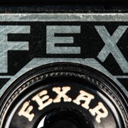 Název FEX provedený bezpatkovým písmem