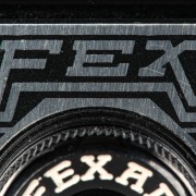 Název FEX provedený patkovým ozdobným písmem