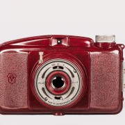 Třetí verze štítku objektivu, časy, Made in Czechoslovakia, stativový závit,  raritní červená barva