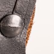 DRUEX - detail fixování řemenu, shodná součástka, která byla použita pro nožičky