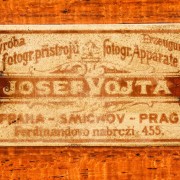 Některé Vojtovy štítky byly tištěny česky i německy.