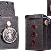 IMA patentovaný fotoaparát. Existuje ještě varianta s nápisem IMA nad hledáčkovým objektivem.