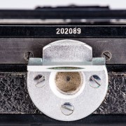 Výrobní číslo MILONY II začíná typovým předčíslím 202. U první vyráběné série přístrojů se výrobní číslo nacházelo u stativového šroubu.