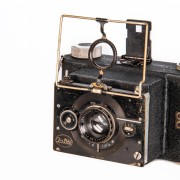 EPIFOKA II. V poválečných letech měly malé soukromé firmy problém se zásobováním optikou. Proto kupovaly deskové aparáty, jejichž výroba končila a montovaly jejich optiku na těla komor pro svitkový film.