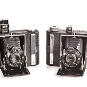 TURIST fotoaparát je kombinací zabudovaného deskového přístroje KOLEX V. Koláře a filmové komory VRŠOFOT.