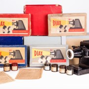 DIAX II - ukázka nejstaršího provedení krabice v různých barevných mutacích.