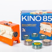 KINO 85 - dětská mechanická promítačka nekonečných filmových pásů.