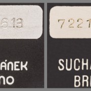 A8C - různé fonty písma na typovém štítku.