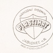 Detail úpravy potisku. Původní logo n.p. PLASTIKA Praha s upraveným názvem výrobce a místem výroby. Tím vzniklo naprosto raritní logo PLASTIMATu, o kterém není v historii firmy ani zmínka.