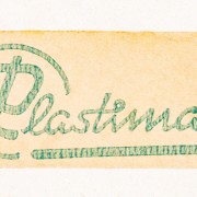 Detail loga PLASTIMATu, tištěného na papírové lepící pásce. Lze předpokládat, že značení touto páskou mělo po převzetí výroby od n.p. PLASTIKA překlenout dobu do výroby nových obalů.