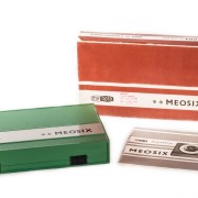 MEOSIX - plastové pouzdro v zelené barvě.