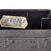 I přes značnou sofistikovanost přístroje je výrobní číslo psáno rukou na samolepící štítek.