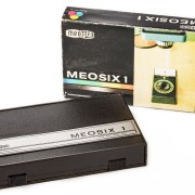 MEOSIX 1 - plastová krabice se vyráběla v černé barvě.