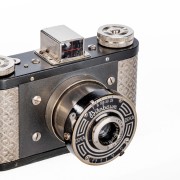 Fotoaparát je vybaven závěrkou STELO s originálním přetiskem Birnbaum a objektivem Doxanar Anastigmat 4,5/50.