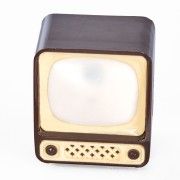KZ televizka, 1. model. Kotouček se posunuje stisknutím tlačítka na spodní straně kukátka. 