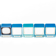 Modrá televizka se vyskytuje v mnoha odstínech.