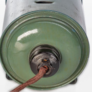 Model 04. Prostupka pro elektrický přívod je bakelitová, označena Made in Czechoslovakia.. 