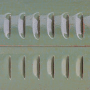 Větrací otvory na spodní straně modelu 04 byly seřazeny do dvou řad po osmi.